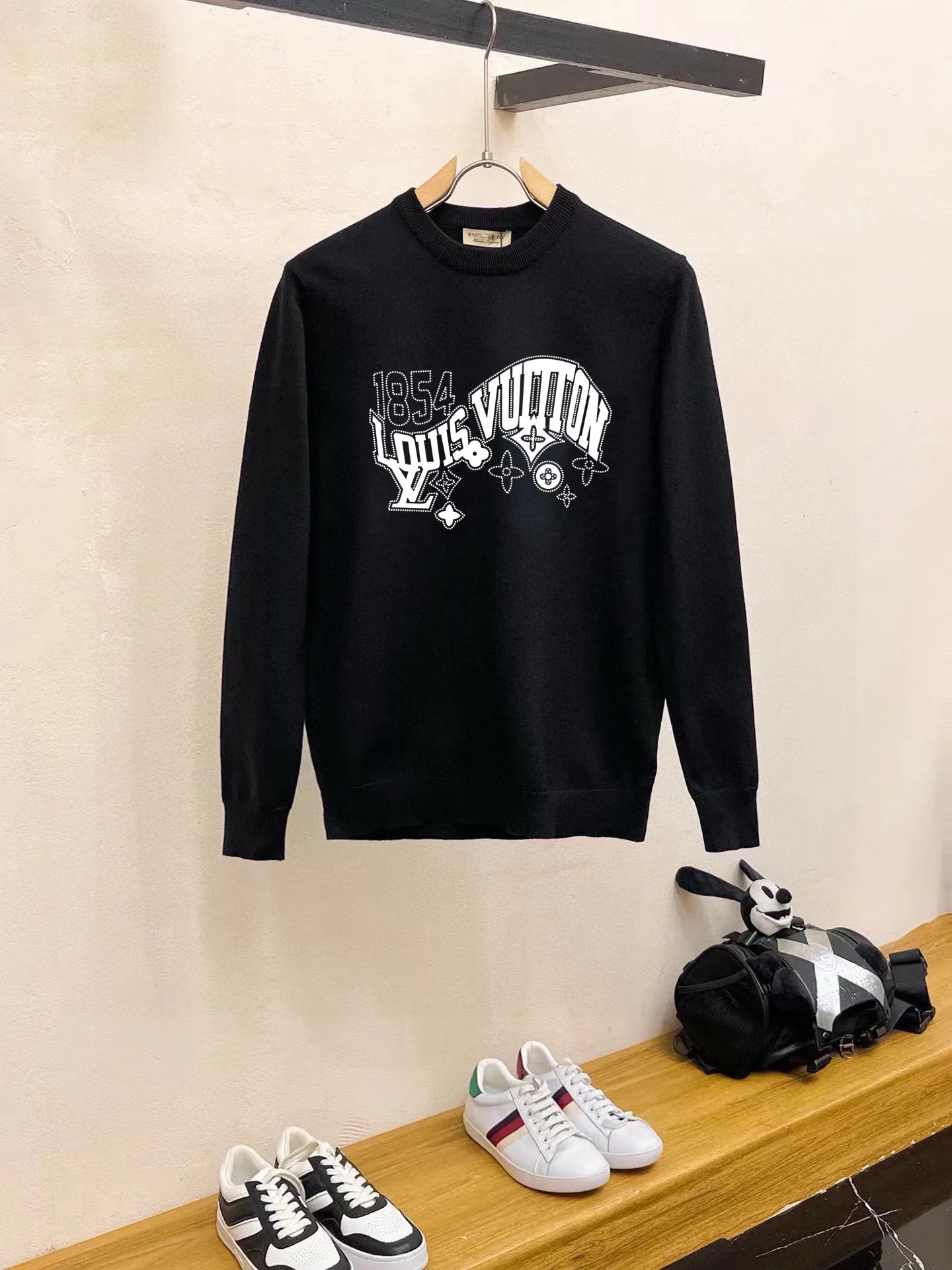 🅿️240 【LV Louis Vuitton】Autumn and winter classic round neck pullover sweater, in full condition! ! ! Wool blended fabric, the latest model in 2025, golden ratio! ! Slim-fitting soft gold, versatile and practical item, the combination and practicality are extremely powerful, simple and elegant, and classy! To create your own style, it is highly recommended to buy it in two colors. The standard slim fit tailoring process is suitable for both young and old men. It is knitted from wool and will not cause any discomfort! While keeping warm, it is stylish, textured and wearable, and the classic logo with contrasting colors on the chest feels in place! ! Recommended for regular customers! ! Size M-3XL (maximum wear: 190 pounds)